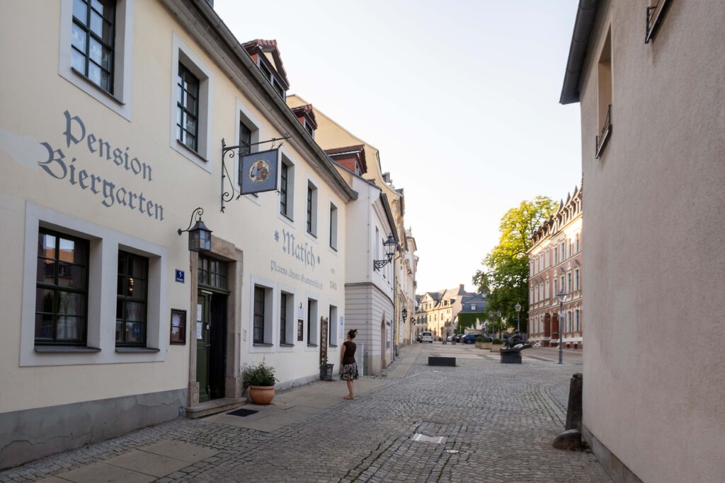 Nobelstraße mit Matsch und Erich Ohser Haus
